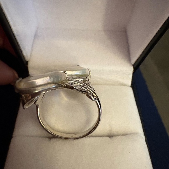 Elegant Silver and Cream Leaf Ring - Picture 2 of 3